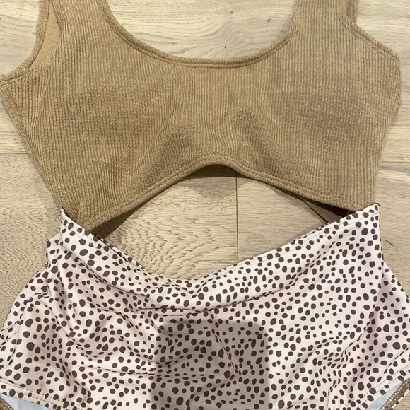 One piece cut out bathing suit - Picture 2 of 4